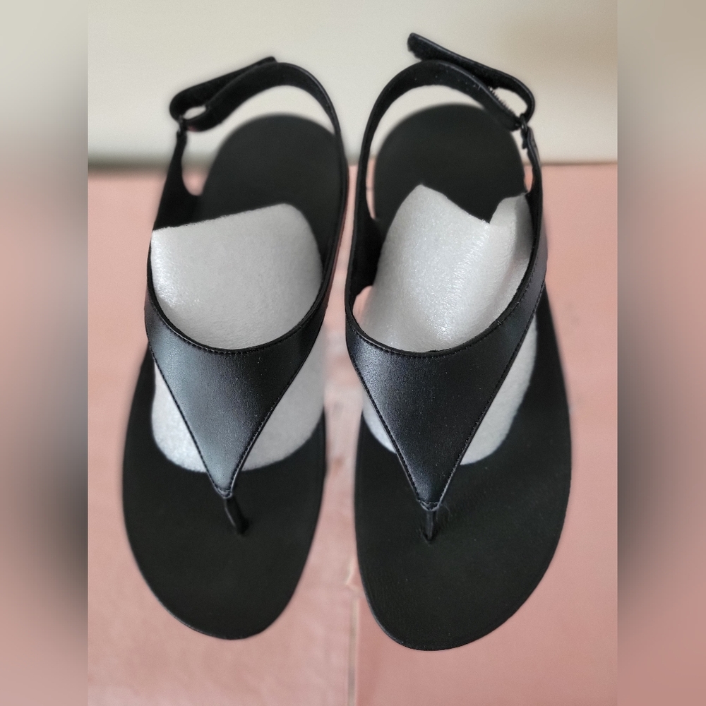 Black size 8 back strap Fitflop thong sandals.